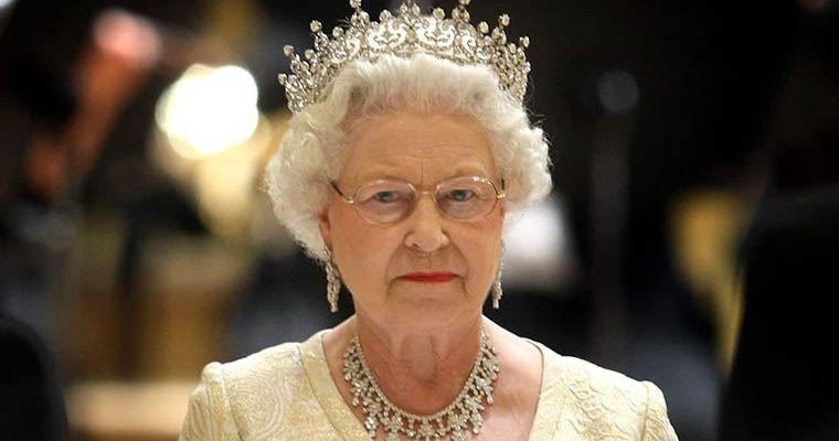 The Crown’ın yaratıcısı Kraliçe Elizabeth’i anlattı