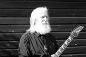 Efsanevi gitarist, 73 yaşında hayatını kaybetti
