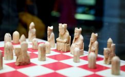 Merak yaratan satranç seti görenleri hayrete düşürüyor