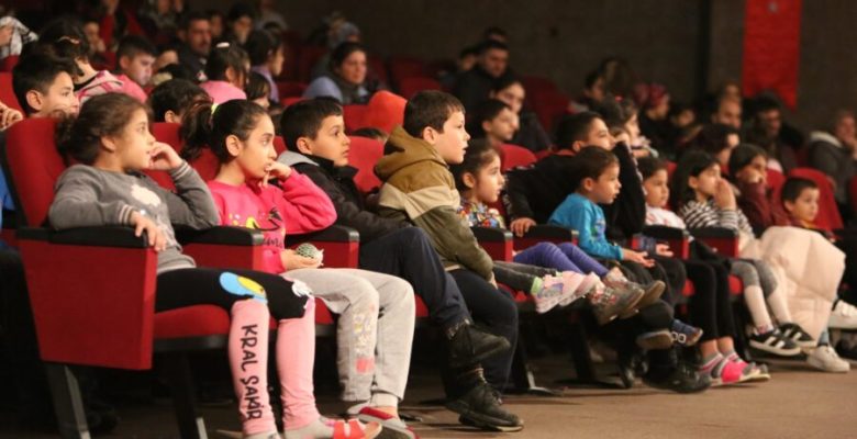 Eskişehir Şehir Tiyatroları’nın Kukla Oyunu Çocuklara Moral Oldu