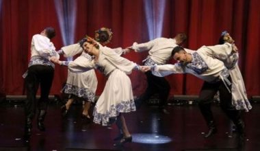 Rusya ve Türkiye halklarının müzik ve danslarından örnekler sahnelendi.