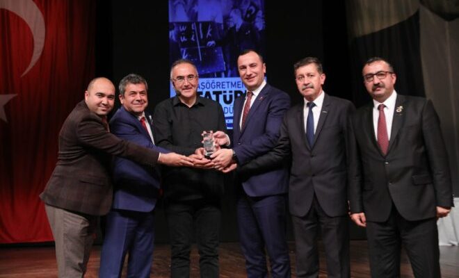 Başöğretmen Atatürk ödülü Sunay Akın’a