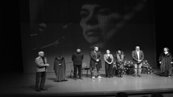 ‘Serçelerin Süvarisi‘‘ Sümeyra Çakır, 42 Yıl Sonra İstanbul‘da Tiyatro Seyircisiyle Buluştu