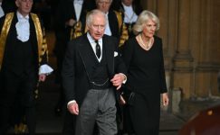 İngiltere Konsort Kraliçesi Camilla asırlık bir geleneği kaldırdı